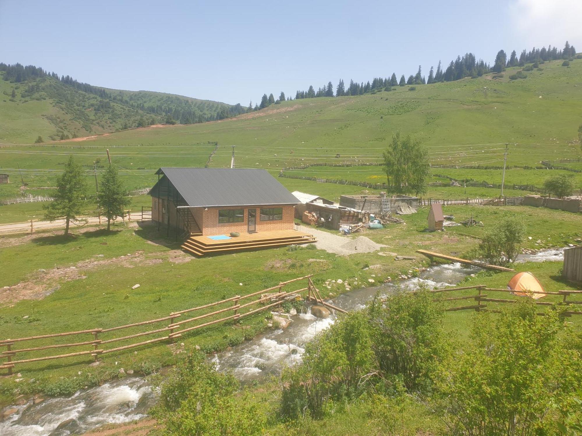 Mine Hostel Dzhergalan Jyrgalan Esterno foto